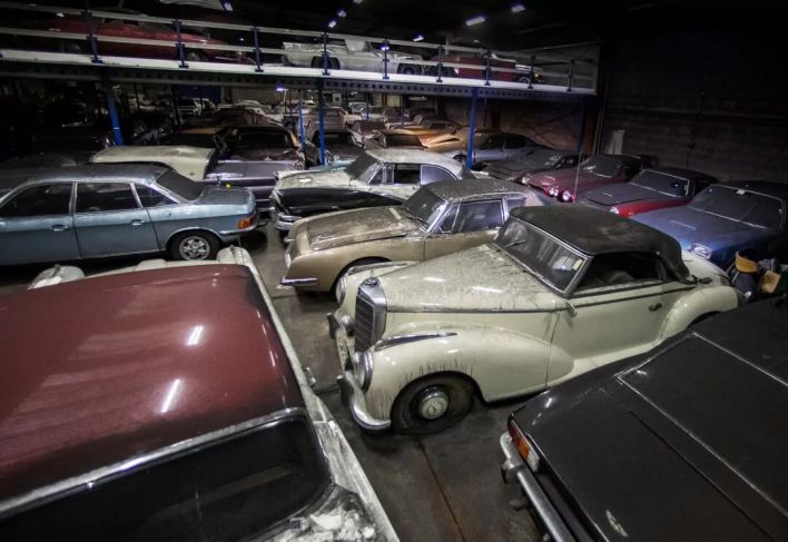 Sale a la luz una fabulosa colección secreta de coches almacenada durante  años en una iglesia